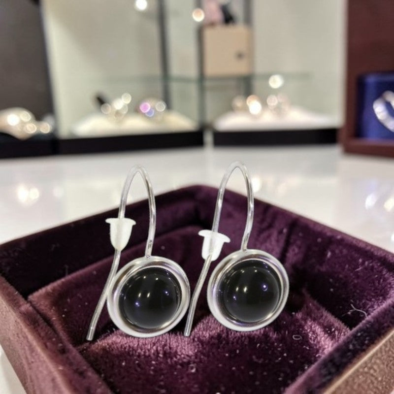 Gros plan cabochon onyx noir 8mm boucles pendantes Ankaa