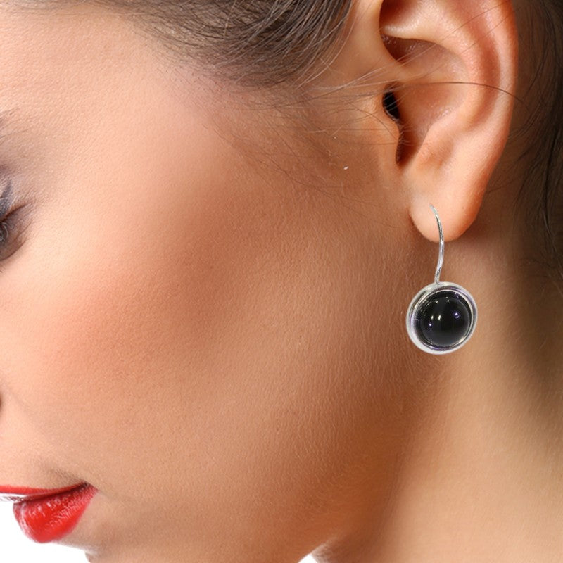 Boucles d'oreilles onyx Ankaa portées sur oreille