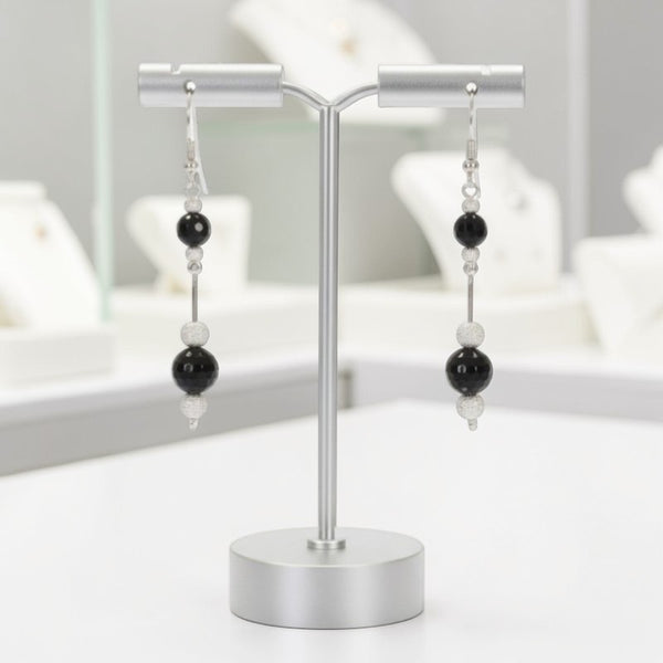 Détail contraste onyx noir et perles argent diamantées boucles Mintaka