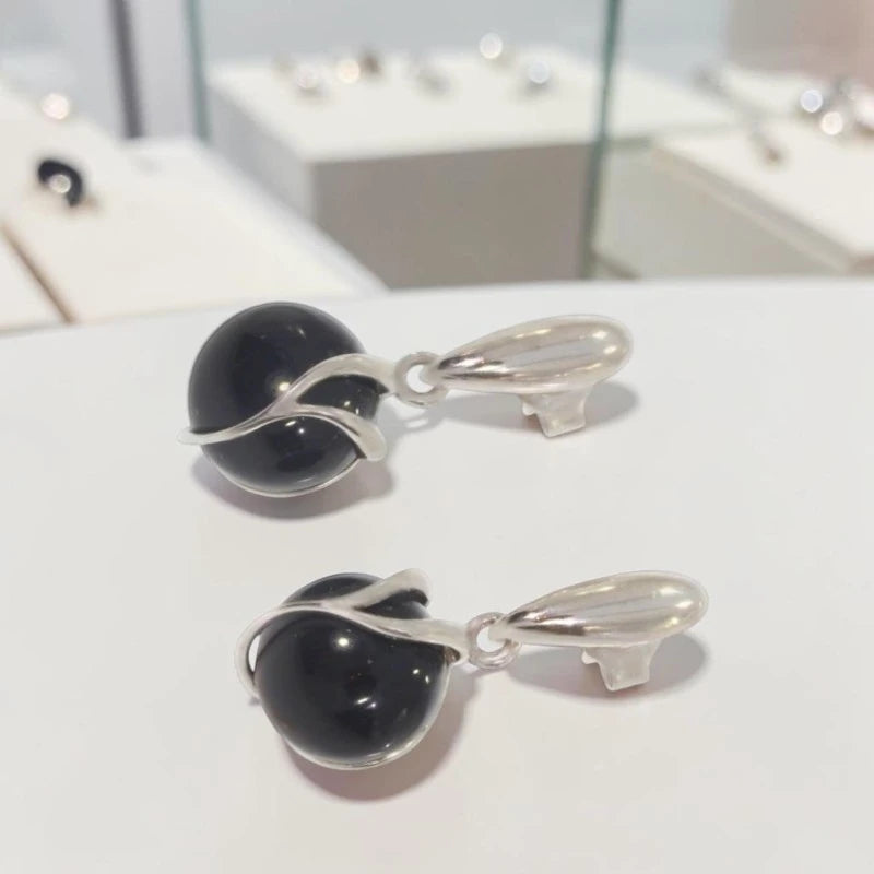 Paire de boucles d'oreilles onyx noir Antarès sur fond blanc, argent 925 rhodié