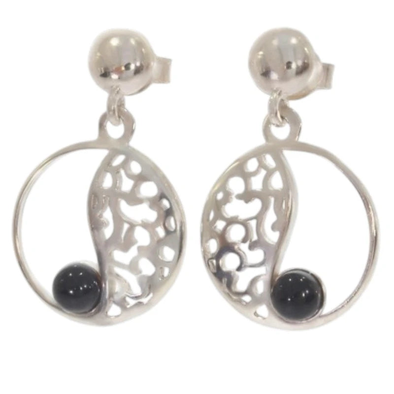 Paire de boucles d'oreilles onyx noir Alioth sur fond blanc, argent 925 rhodié