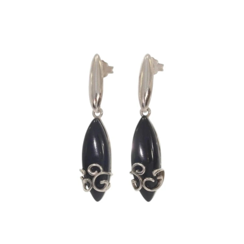 Paire de boucles d'oreilles onyx noir Markab sur fond blanc, argent 925 rhodié