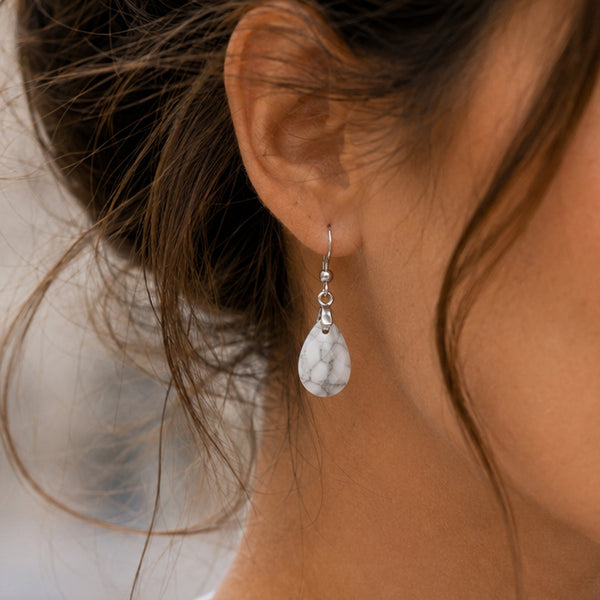 Boucles d'oreilles pendantes femme en acier argenté avec pierre howlite blanche en goutte