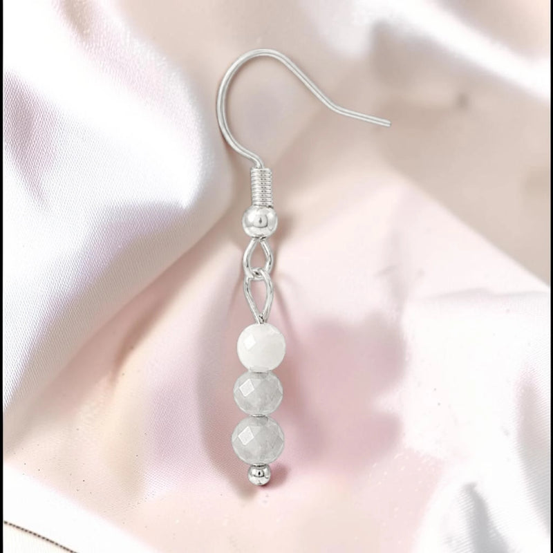 Boucle d'oreille pendante femme en pierre howlite blanche facettée du Zimbabwe