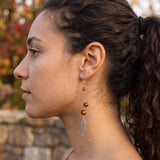 Boucles d'Oreilles Plume Œil de Tigre PLUMÉA®, Longues Perles Dorées et Brunes