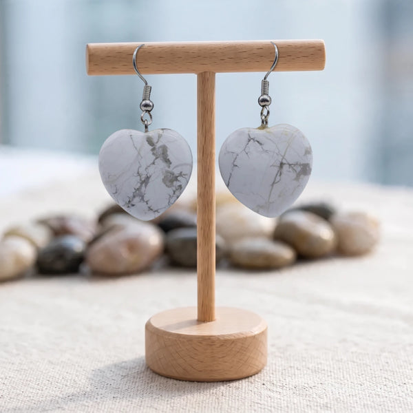 Boucles d'oreilles pierre blanche, cœur en howlite naturelle veinée de gris sur crochet argenté, sur support en bois