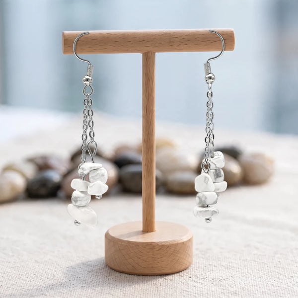 Boucles d'oreilles pierre blanche, chips baroques de howlite sur double chaîne acier argenté, sur un support en bois