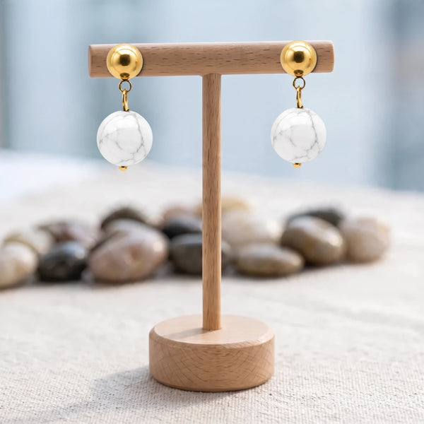 Boucles d'oreilles pierre blanche, boule de howlite veinée 12 mm sous puce dorée, sur un support en bois