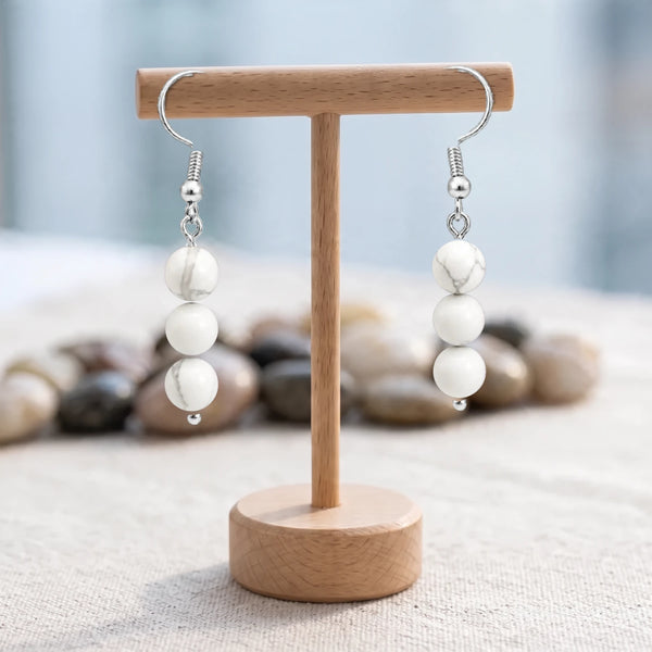 Boucles d'oreilles pierre blanche, trois boules de howlite veinée sur crochet acier argenté, sur un support en bois