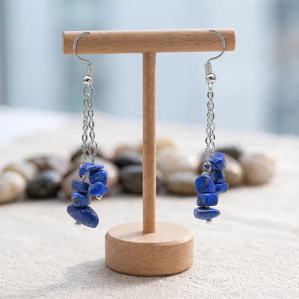 Boucles d'oreilles pierre bleue, chips baroques de lapis-lazuli sur double chaîne argentée, sur un support en bois