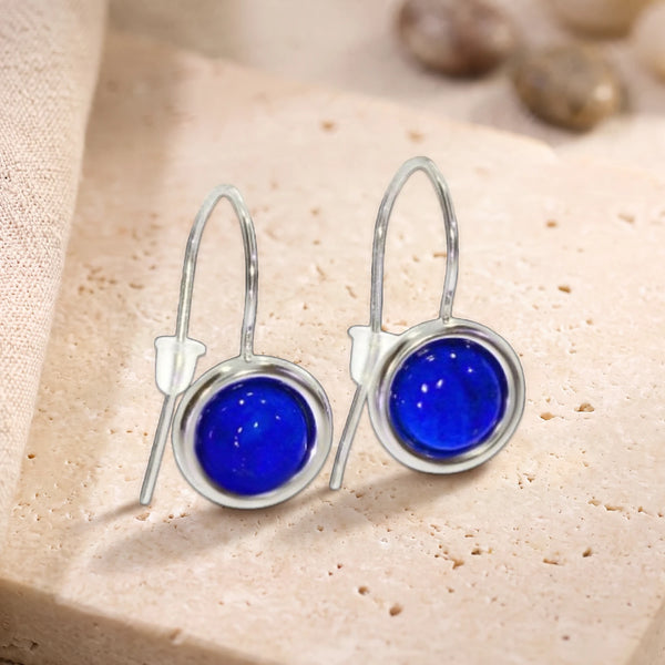 Boucles d'oreilles pendantes en lapis-lazuli bleu, pierre ronde sertie sur crochet en argent 925 rhodié, sur travertin