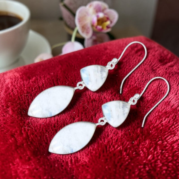 Détail boucles d’oreilles pierre de lune navette en argent
