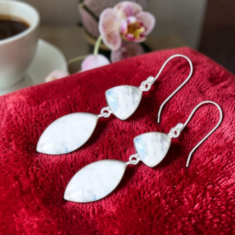 Détail boucles d’oreilles pierre de lune navette en argent
