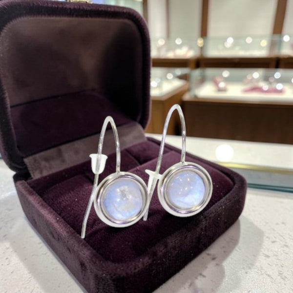 Gros plan cabochon pierre de lune nacrée 8mm boucles pendantes Canopus