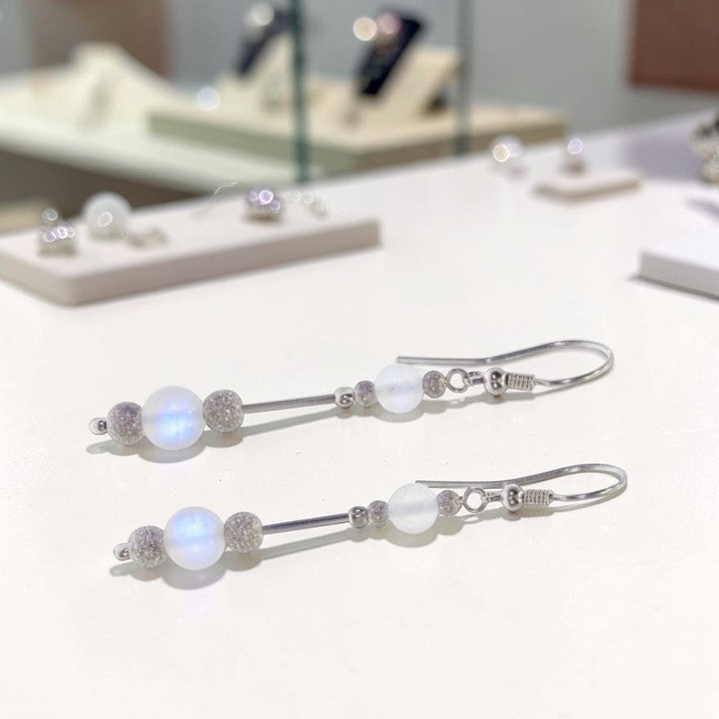 Gros plan perles pierre de lune nacrées 6mm et 8mm boucles Alnitak