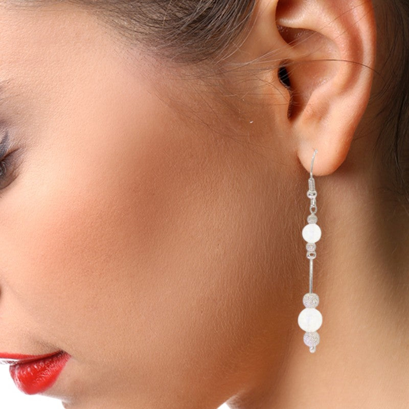 Boucles d'oreilles pierre de lune Alnitak portées sur oreille