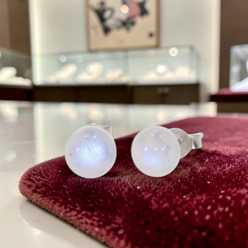 Gros plan cabochon pierre de lune 8mm boucles oreilles Alcyone