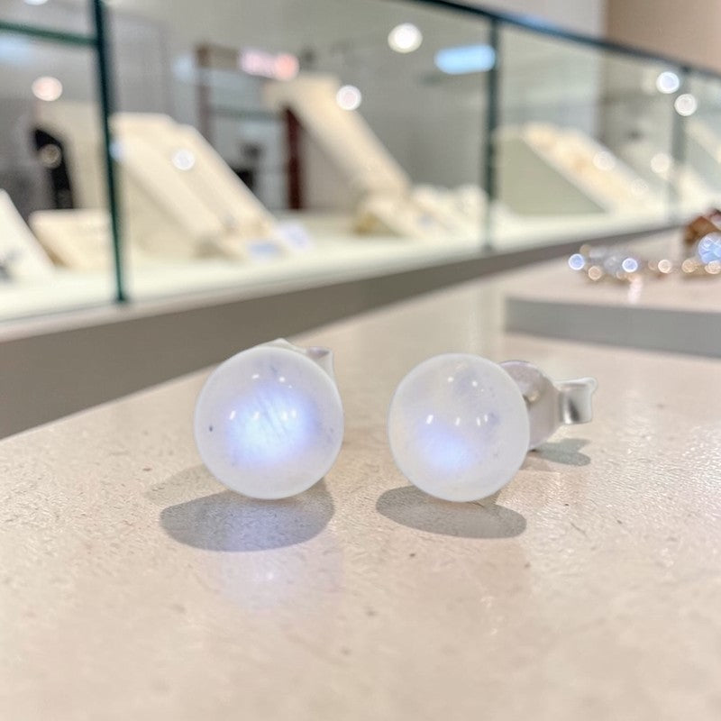 Détail reflets nacrés pierre de lune boucles oreilles Alcyone