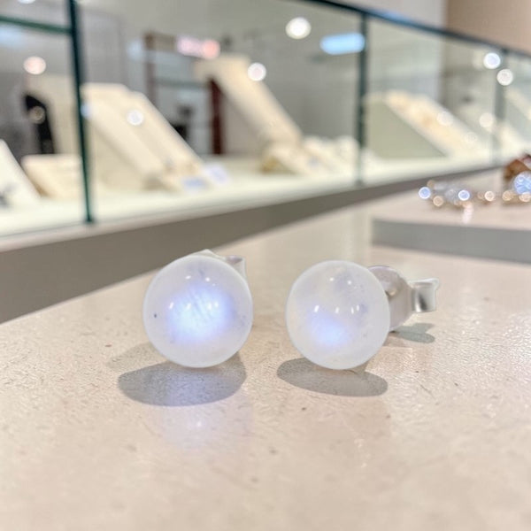 Détail reflets nacrés pierre de lune boucles oreilles Alcyone