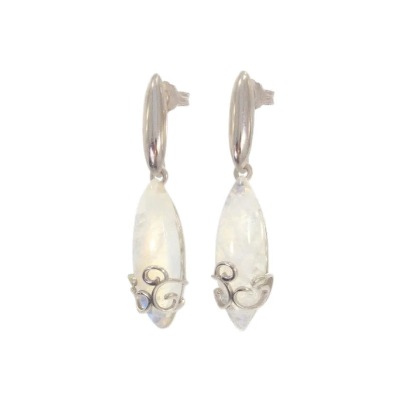 Paire de boucles d'oreilles pierre de lune Mérope sur fond blanc, argent 925 rhodié