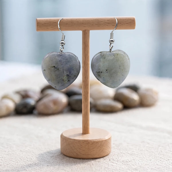 Boucles d'oreilles pierre grise, cœur en labradorite naturelle sur crochet en acier argenté, sur support en bois