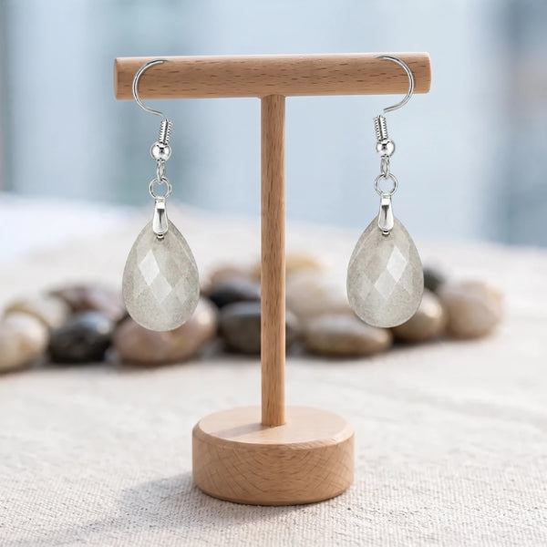 Boucles d'oreilles pierre grise, goutte de labradorite facettée 18 mm sur crochet argenté, sur un support en bois