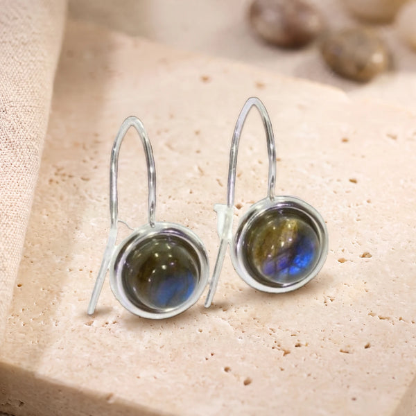 Boucles d'oreilles pendantes en labradorite à reflets bleus, pierre ronde sertie sur crochet en argent 925, sur travertin
