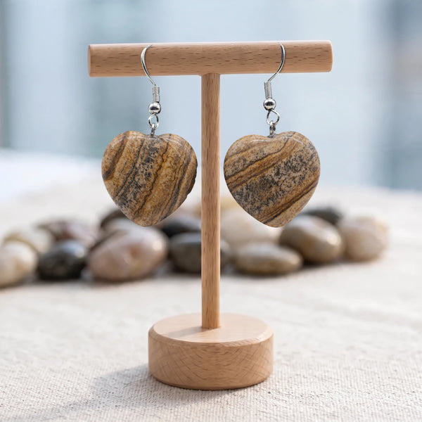 Boucles d'oreilles pierre marron, cœur en jaspe paysage beige et brun sur crochet argenté, sur support en bois