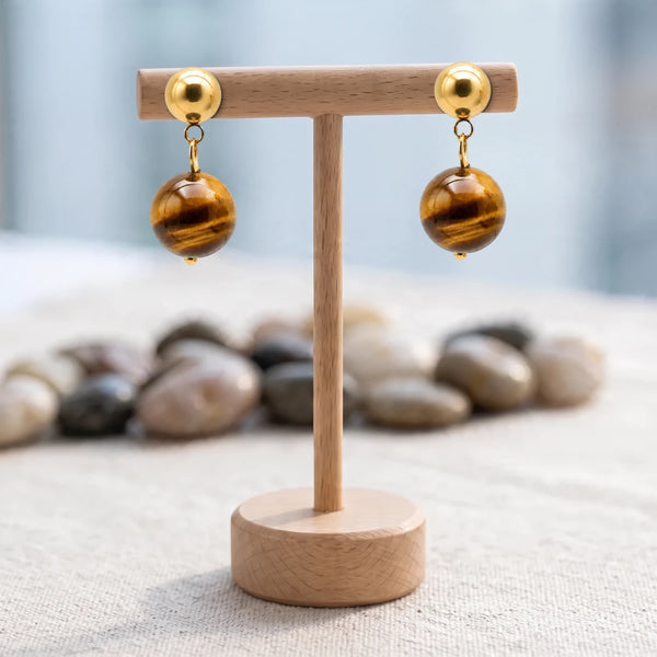 Boucles d'oreilles pierre marron dorée, boule d'œil de tigre 12 mm sur puce dorée, sur un support en bois