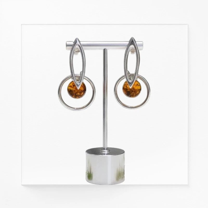 Boucles d'oreilles Gienah en ambre et argent 925, présentées sur un présentoir à bijoux