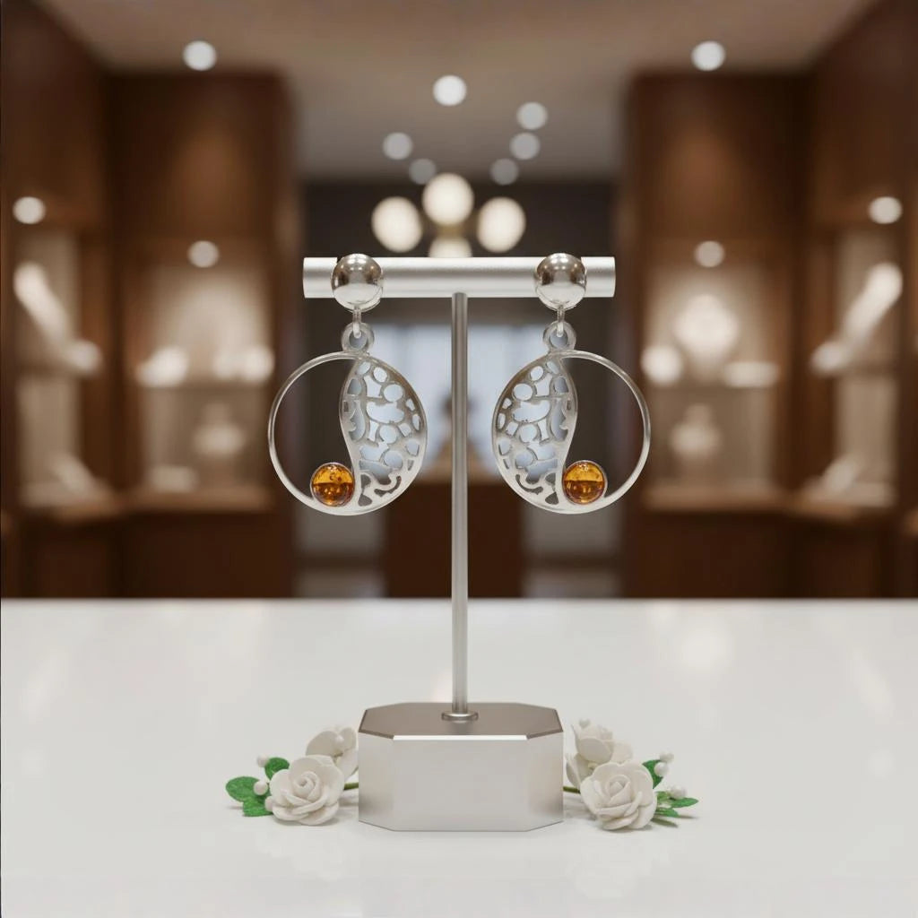Boucles d'oreilles Elnath en ambre et argent 925, présentées sur un présentoir à bijoux