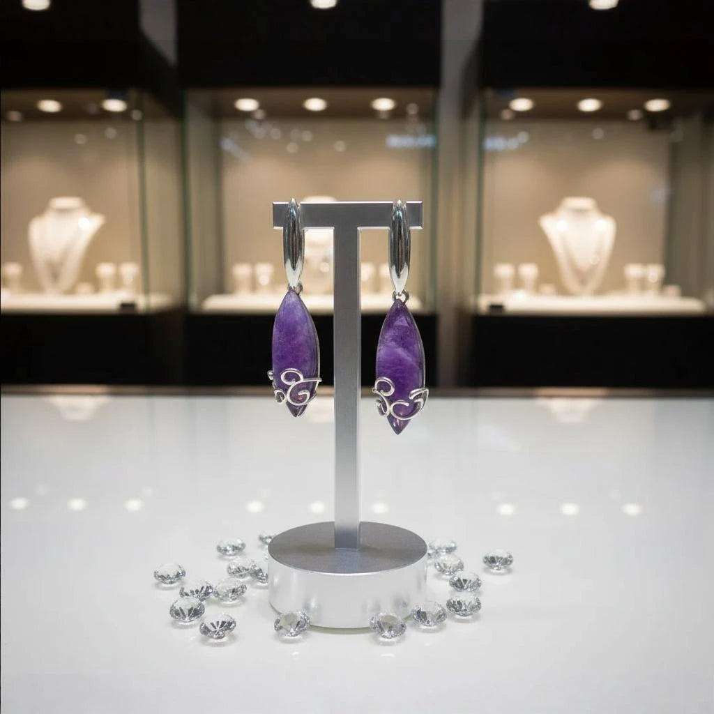 Boucles d'oreilles Kochab en améthyste et argent 925, présentées sur un présentoir à bijoux
