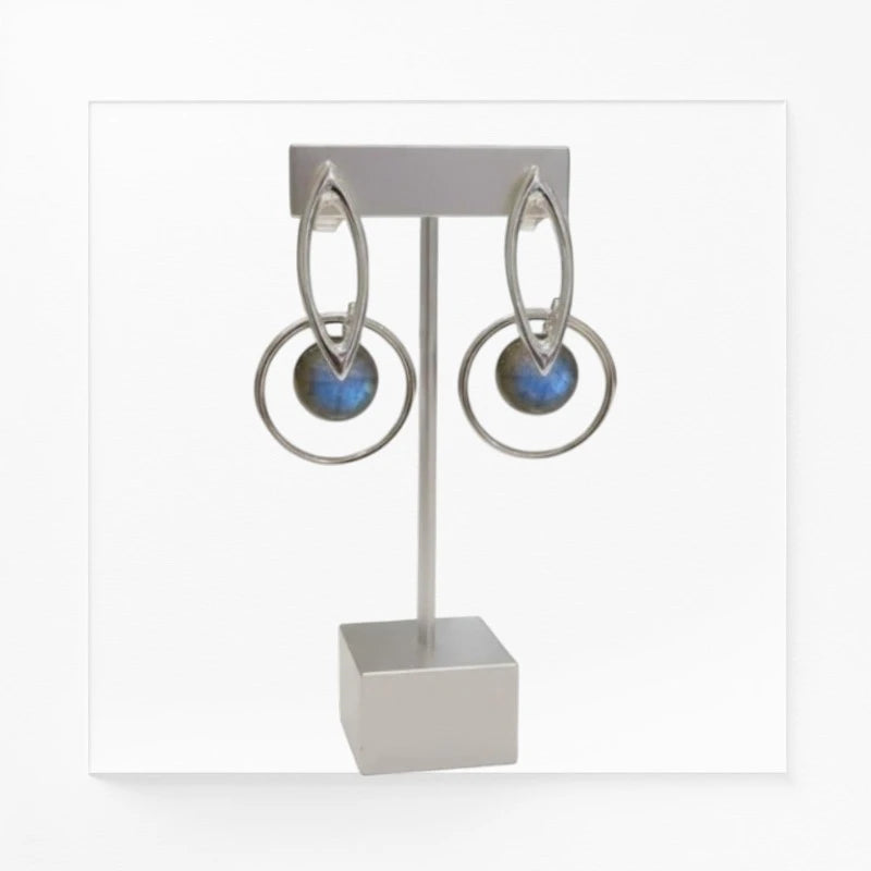 Boucles d'oreilles Algenib en labradorite et argent 925, présentées sur un présentoir à bijoux