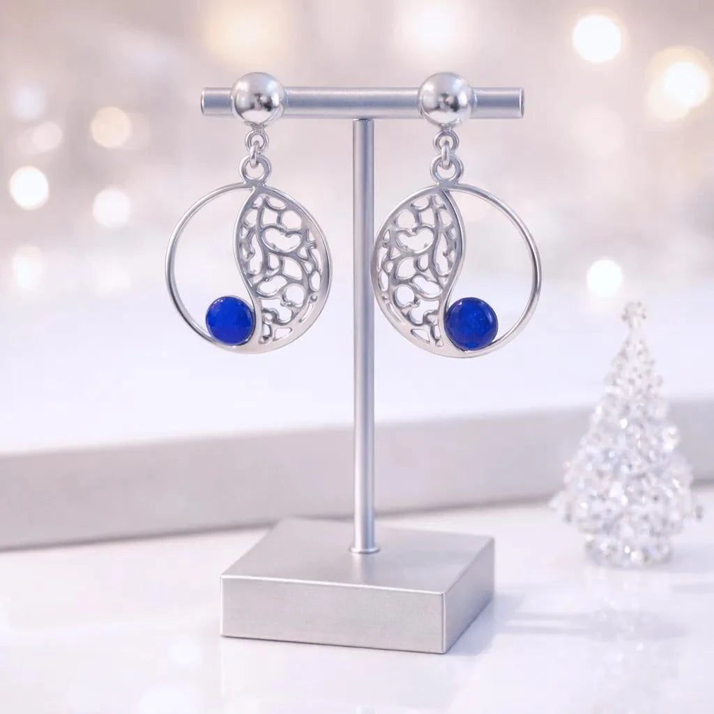 Boucles d'oreilles Alnaïr en lapis-lazuli et argent 925, présentées sur un présentoir à bijoux