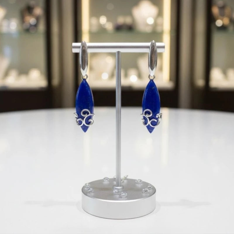Boucles d'oreilles Enif en lapis-lazuli et argent 925, présentées sur un présentoir à bijoux