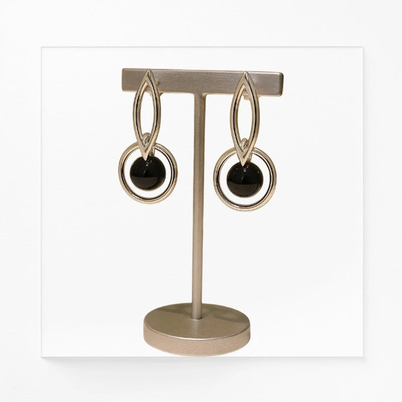Boucles d'oreilles Denebola en onyx noir et argent 925, présentées sur un présentoir à bijoux