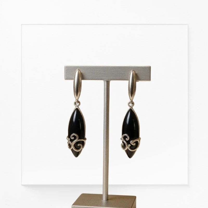 Boucles d'oreilles Markab en onyx noir et argent 925, présentées sur un présentoir à bijoux