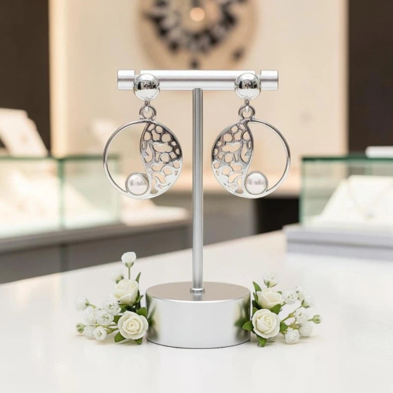 Boucles d'oreilles Wezen en quartz rose et argent 925, présentées sur un présentoir à bijoux