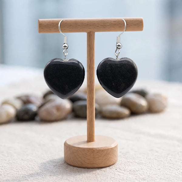 Boucles d'oreilles pierre noire, cœur en obsidienne naturelle polie sur crochet argenté, sur un support en bois