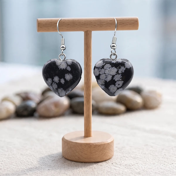 Boucles d'oreilles pierre noire, cœur en obsidienne neige mouchetée de blanc sur crochet argenté, sur support bois
