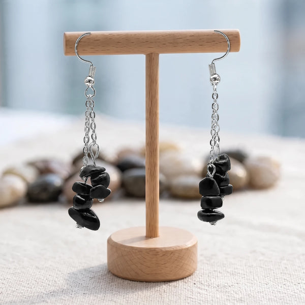 Boucles d'oreilles pierre noire, chips baroques d'obsidienne sur double chaîne acier argenté, sur un support en bois