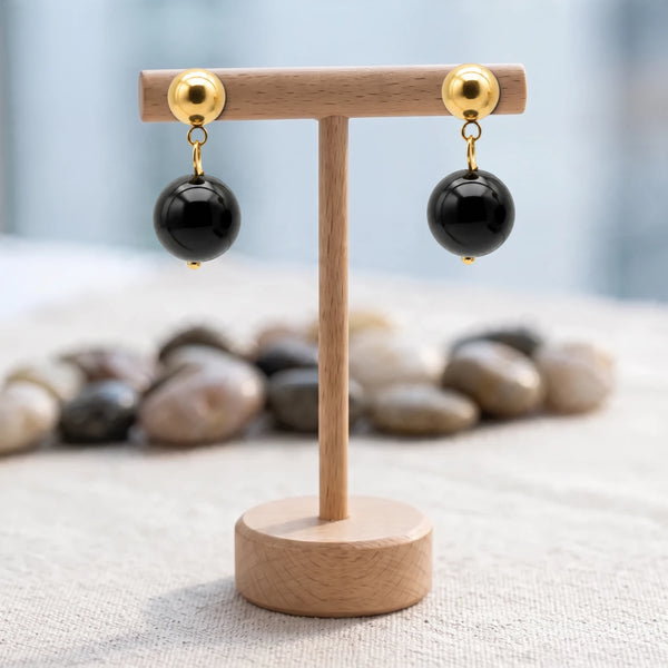 Boucles d'oreilles pierre noire, boule d'obsidienne 12 mm sous puce acier doré, sur un support en bois