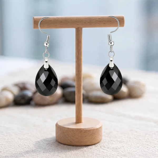 Boucles d'oreilles pierre noire, goutte d'obsidienne facettée sur crochet acier argenté, sur un support en bois