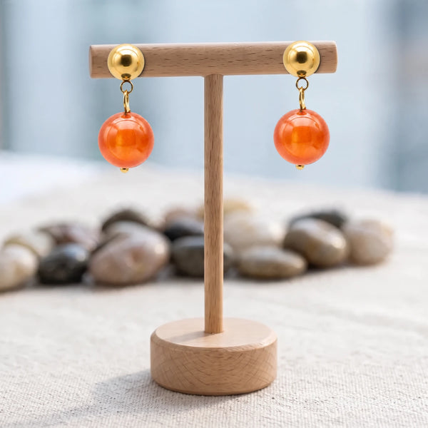 Boucles d'oreilles pierre orange, boule de cornaline 12 mm sous puce dorée, sur un support en bois