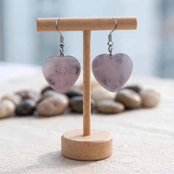 Boucles d'oreilles pierre rose, cœur en quartz rose naturel sur crochet en acier argenté, sur support en bois