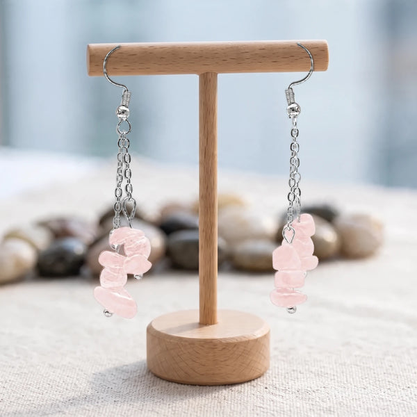 Boucles d'oreilles pierre rose, chips baroques de quartz rose sur double chaîne argentée, sur un support en bois
