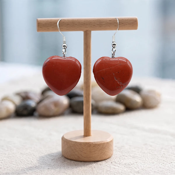Boucles d'oreilles pierre rouge, cœur en jaspe rouge naturel sur crochet acier argenté, sur un support en bois