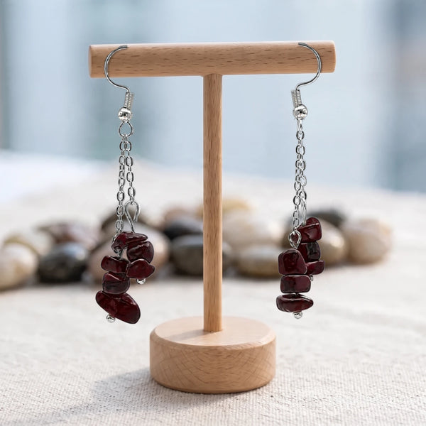 Boucles d'oreilles pierre rouge, chips baroques de grenat sur double chaîne argentée, sur un support en bois
