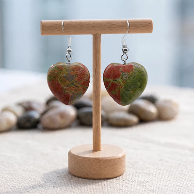 Boucles d'oreilles pierre verte et rose, cœur en unakite naturelle sur crochet argenté, sur un support en bois