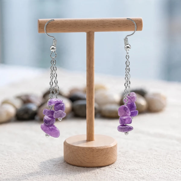 Boucles d'oreilles pierre violette, chips baroques d'améthyste sur double chaîne en acier argenté, sur un support en bois